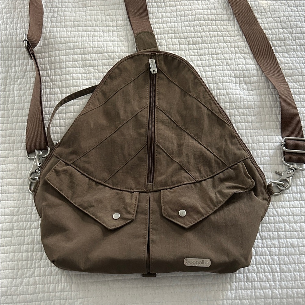 Baggallini Woman’s Convertible Crossbody or Backpack style Bag.